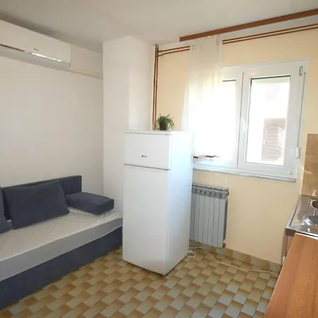 Apartman With Parking Space Njivice, Krk - 21762 *
